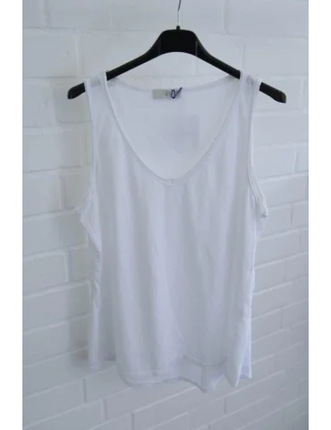 Damen Basic Tops mit V-Ausschnitt in weiß auf Kleiderbügeln