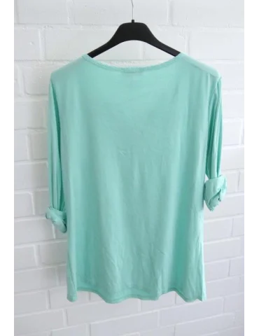 Rückansicht Mintfarbenes Henley Shirt mit langen Ärmeln vor weißer Wand