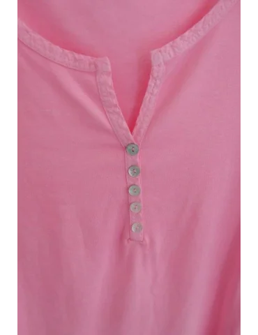 Nahaufnahme Knopfleiste von pinkem langarm Shirt