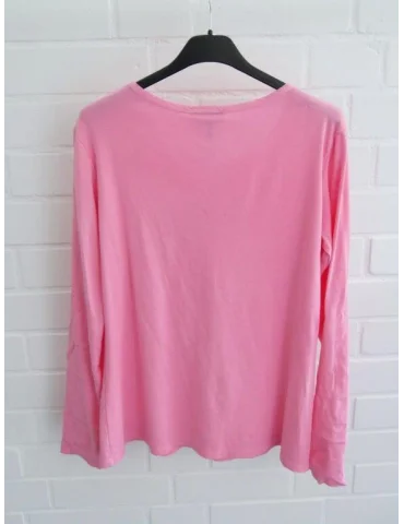 Rückansicht Pinkes Shirt mit Knopfleiste und langen Ärmeln vor weißer Wand