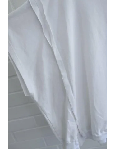Nahaufnahme Ärmel von weißem Shirt mit Applikation