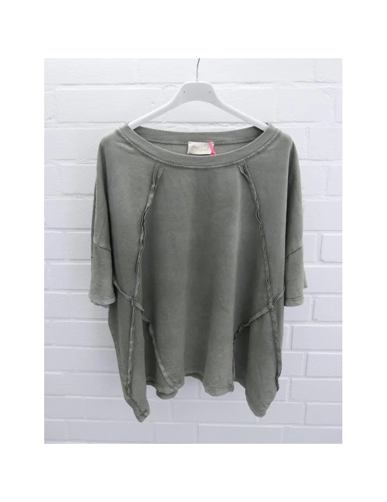 Lässiges khakifarbenes Oversize-Shirt mit dekorativen Ziernähten auf einem Kleiderbügel