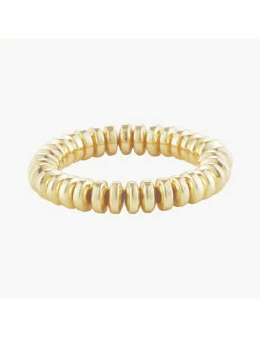 Goldfarbener Ring aus kleinen Plättchen aufgereiht