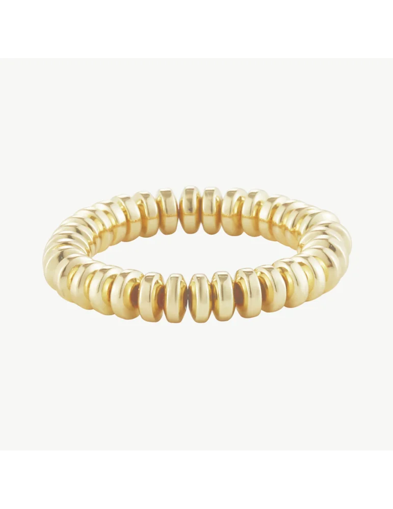 Goldfarbener Ring aus kleinen Plättchen aufgereiht