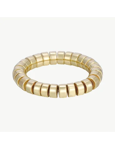 Goldfarbener Ring aus kleinen Plättchen aufgereiht