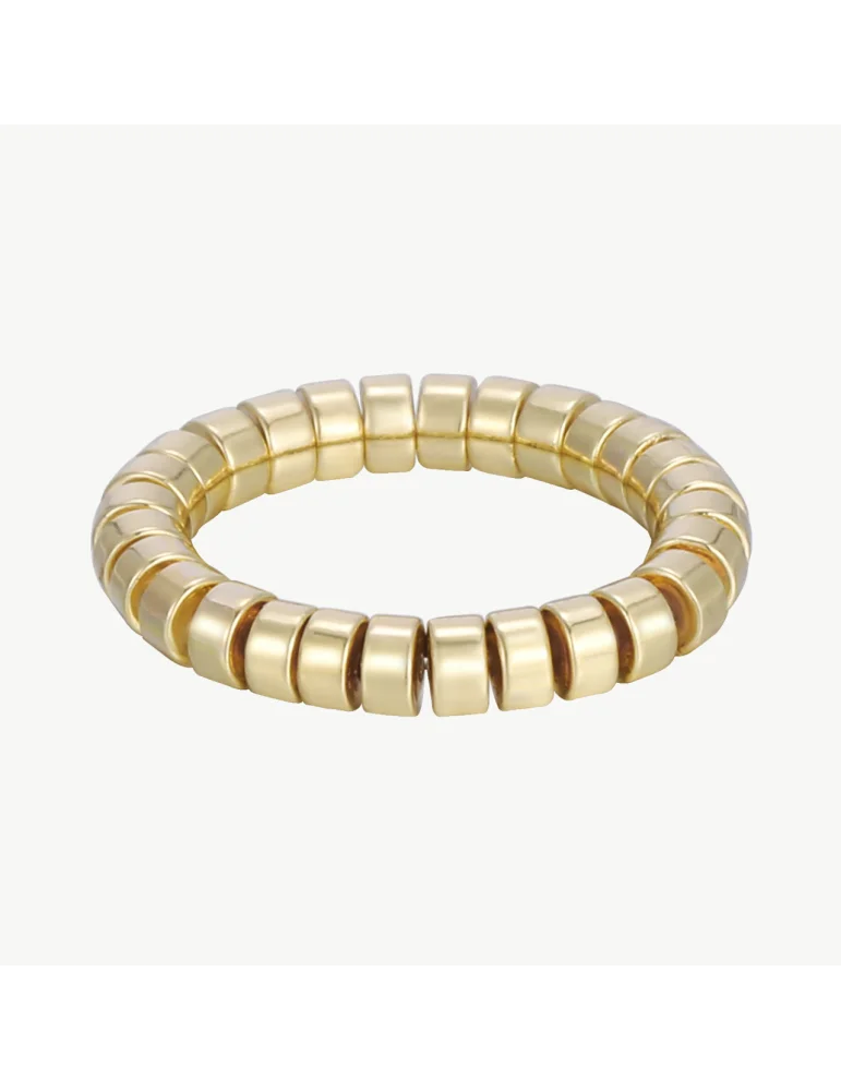 Goldfarbener Ring aus kleinen Plättchen aufgereiht