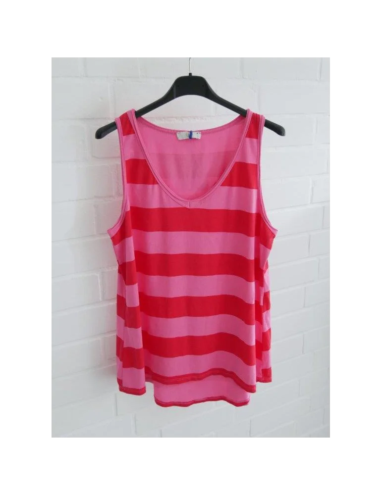 Rot-Pink gestreiftes Top mit V-Ausschnitt vor weißer Wand