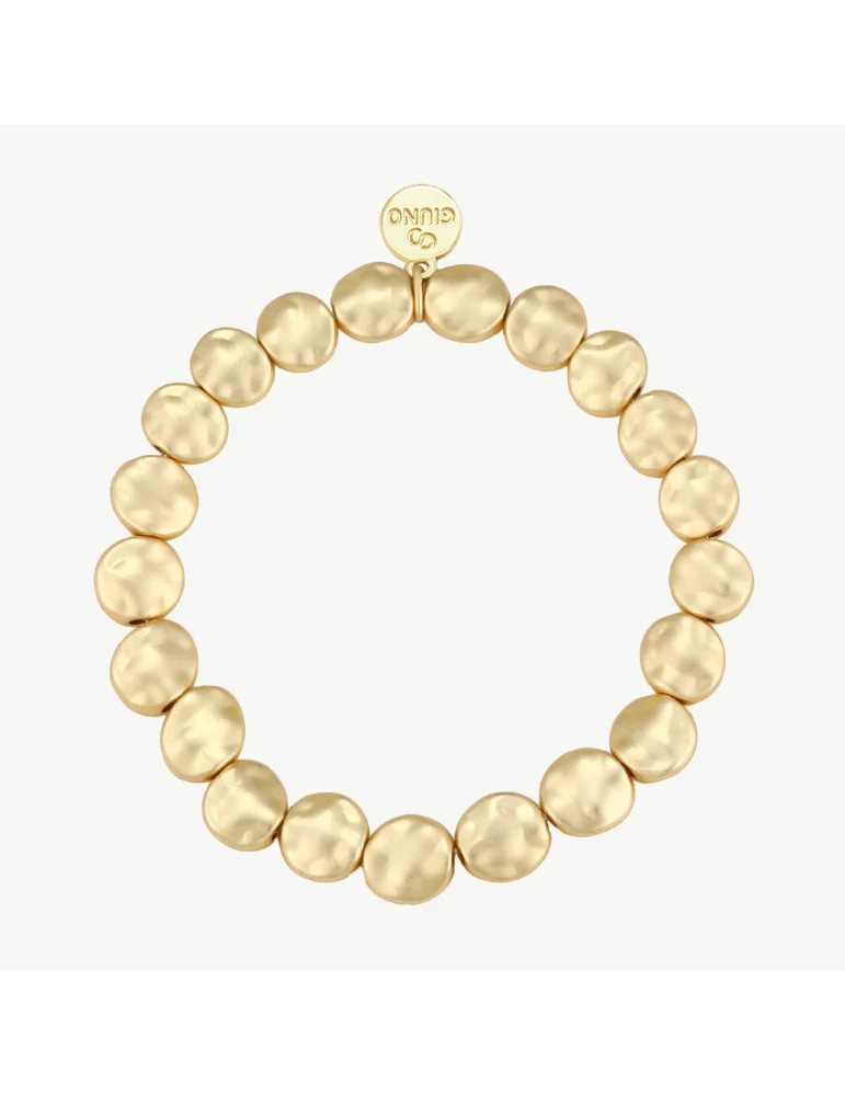 Goldfarbenes Armband mit Plättchen vor weißem Hintergrund