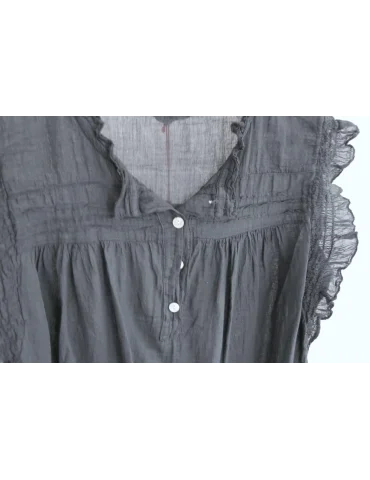 Nahaufnahme Rüschen schwarze Bluse