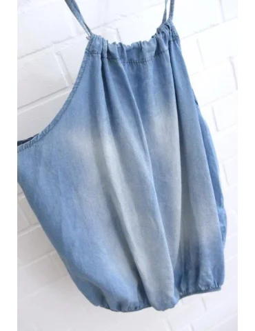 Nahaufnahme des Leichtes Denim Neckholder Top in Jeansblau mit hellem Ombré-Farbverlauf und elastischem Saum