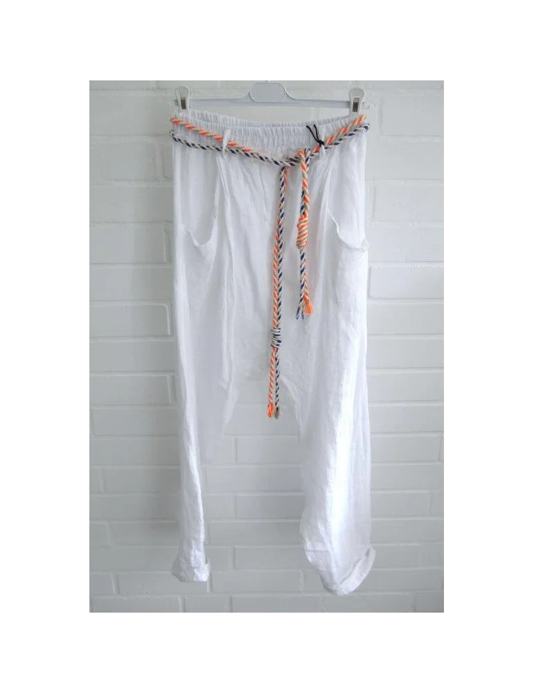 Weiße Damen Leinenhose im Baggy-Schnitt mit buntem Kordelgürtel auf Kleiderbügel vor weißer Wand