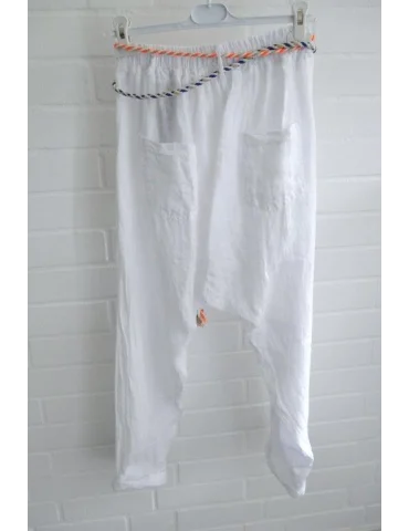 Rückansicht Weiße Damen Leinenhose im Baggy-Schnitt mit buntem Kordelgürtel auf Kleiderbügel vor weißer Wand