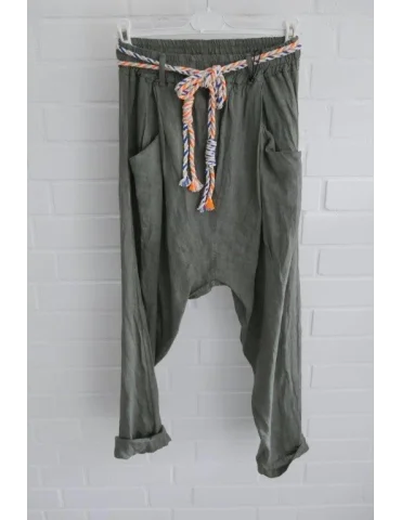 Olive Damen Leinenhose im Baggy-Schnitt mit buntem Kordelgürtel auf Kleiderbügel vor weißer Wand