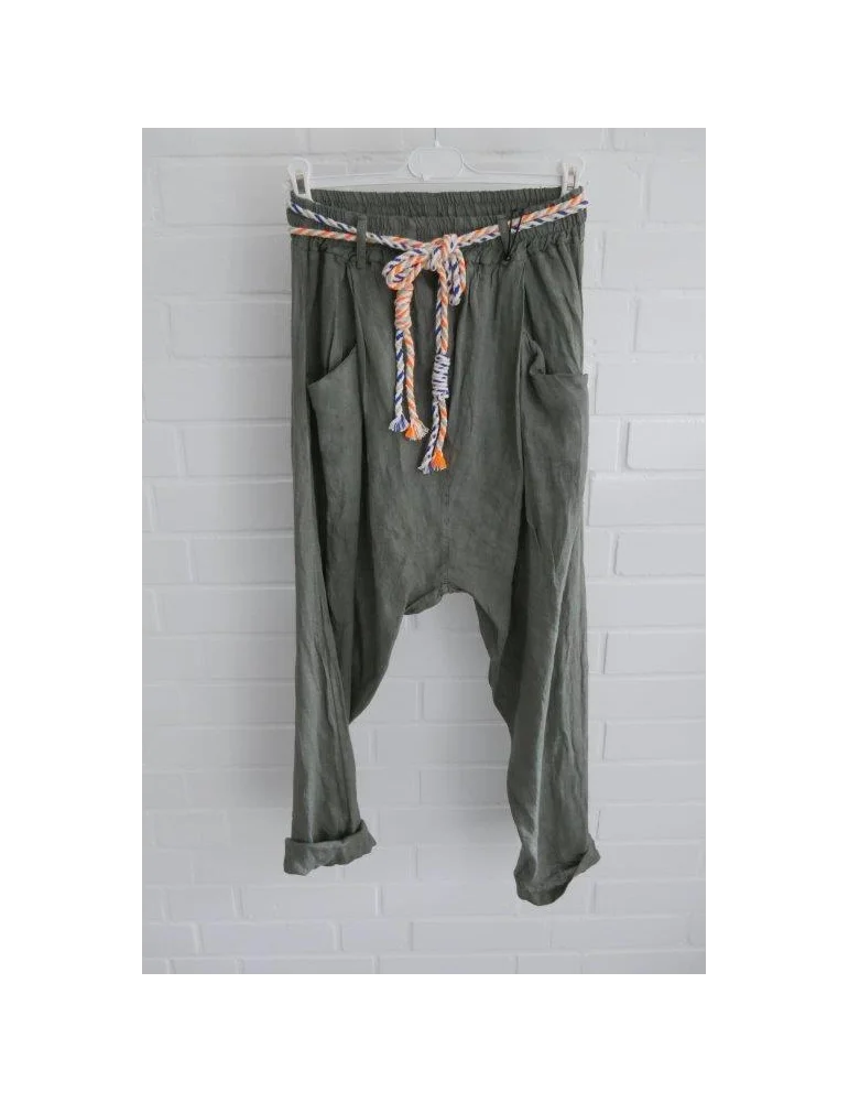 Olive Damen Leinenhose im Baggy-Schnitt mit buntem Kordelgürtel auf Kleiderbügel vor weißer Wand