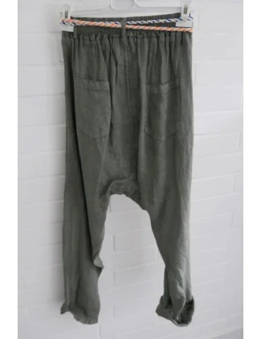 Rückansicht Olive Damen Leinenhose im Baggy-Schnitt mit buntem Kordelgürtel auf Kleiderbügel vor weißer Wand