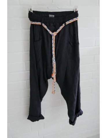 Dunkelblaue Damen Leinenhose im Baggy-Schnitt mit buntem Kordelgürtel auf Kleiderbügel vor weißer Wand