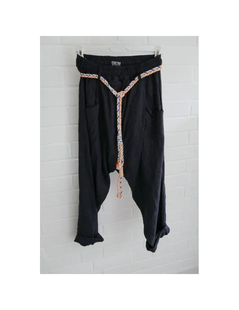 Dunkelblaue Damen Leinenhose im Baggy-Schnitt mit buntem Kordelgürtel auf Kleiderbügel vor weißer Wand