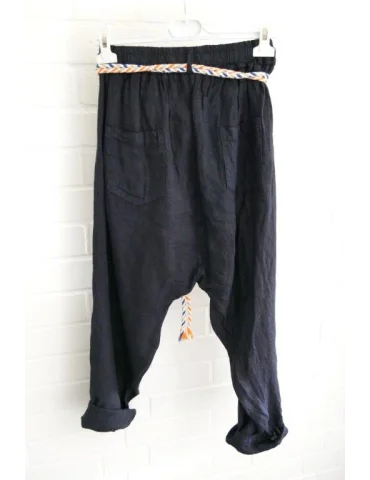 Rückansicht Dunkelblaue Damen Leinenhose im Baggy-Schnitt mit buntem Kordelgürtel auf Kleiderbügel vor weißer Wand