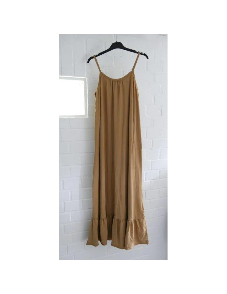 Langes, camelbraunes Sommerkleid mit schmalen Spaghettiträgern und Volantsaum