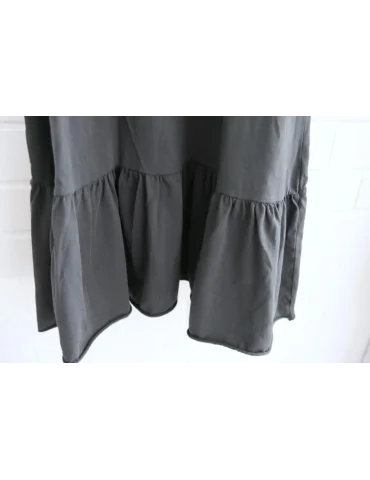 Nahaufnahme Volant des Langes, anthrazitfarbenes Sommerkleid mit schmalen Spaghettiträgern und Volantsaum