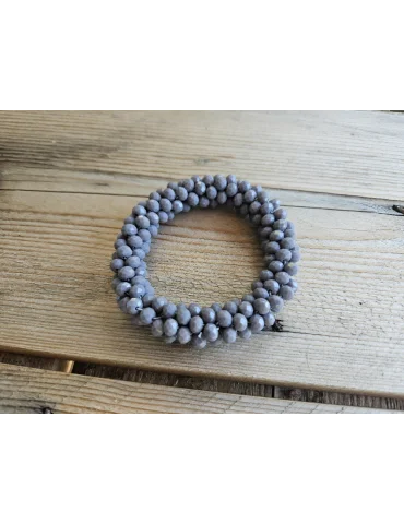 Extra dickes grauen Kristallarmband auf einem Holzuntergrund