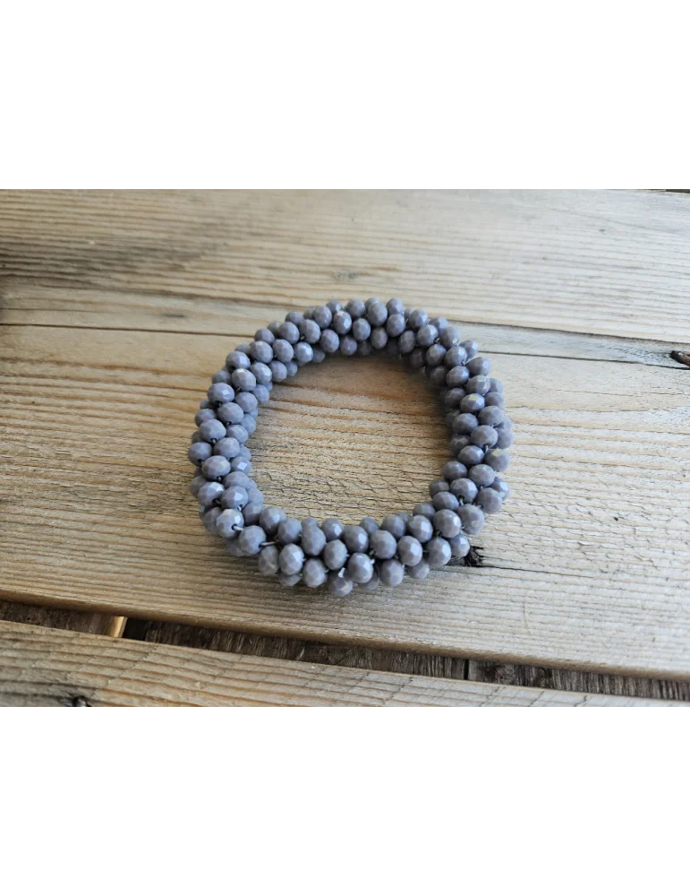 Extra dickes grauen Kristallarmband auf einem Holzuntergrund