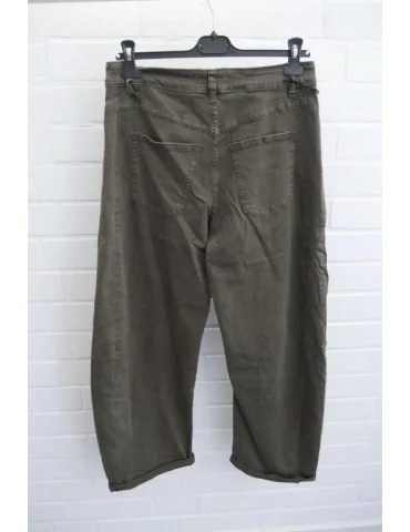 Rückansicht Olivgrüne O-Shape Hose mit seitlichen Einsätzen
