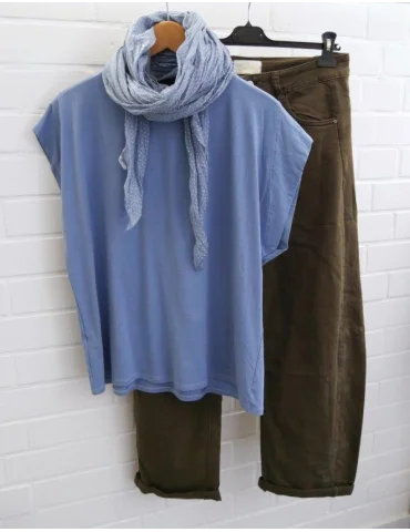 Kombination aus olivgrüner Hose, blauem Shirt und passendem Schal auf Bügeln