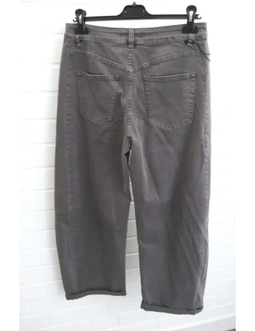 Rückansicht Graue O-Shape Hose mit seitlichen Einsätzen