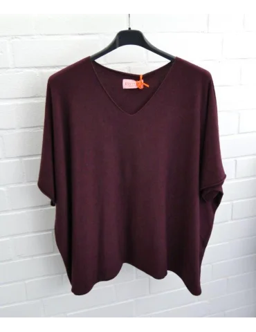 Dunkelrotes Oversize-Shirt mit V-Ausschnitt und weitem Schnitt auf einem Kleiderbügel