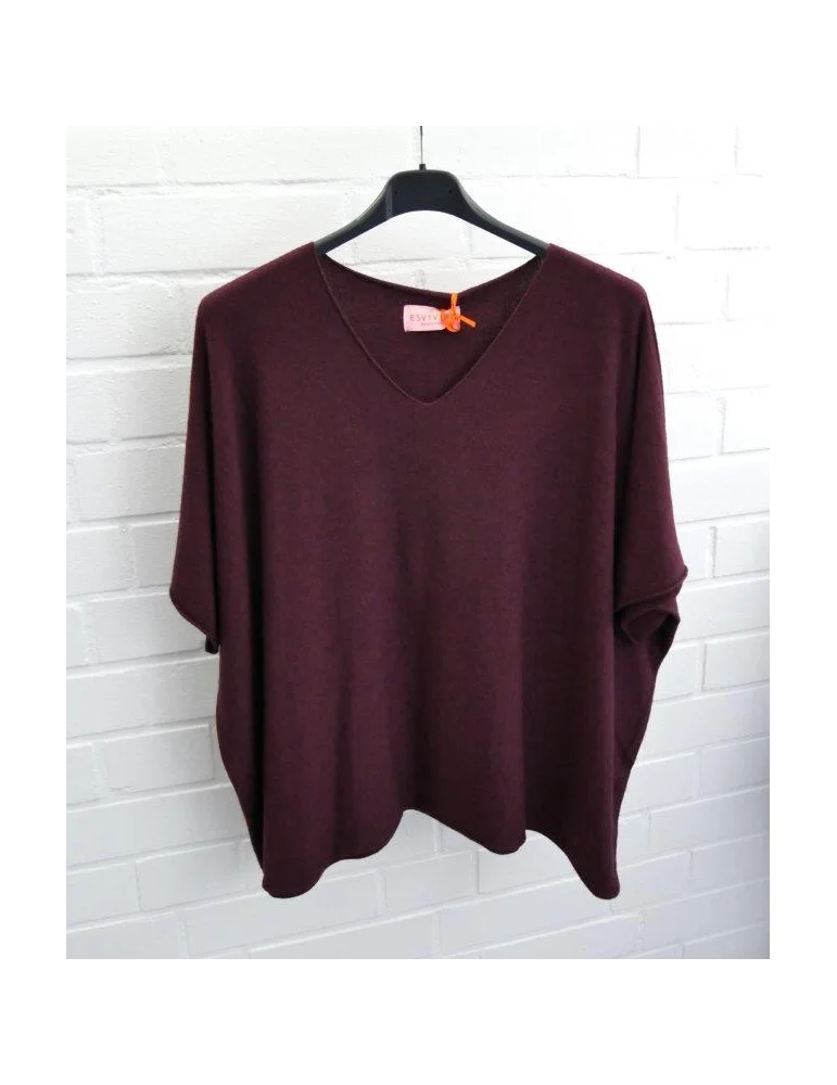 Dunkelrotes Oversize-Shirt mit V-Ausschnitt und weitem Schnitt auf einem Kleiderbügel
