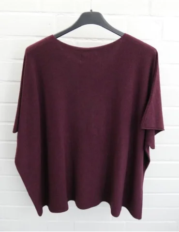 Rückansicht Dunkelrotes Oversize-Shirt mit V-Ausschnitt und weitem Schnitt auf einem Kleiderbügel