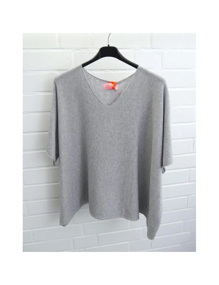 Hellgraues Oversize-Shirt mit V-Ausschnitt und weitem Schnitt auf einem Kleiderbügel