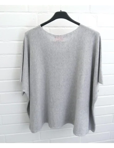 Rückansicht Hellgraues Oversize-Shirt mit V-Ausschnitt und weitem Schnitt auf einem Kleiderbügel