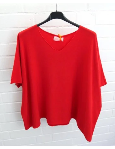 Rotes Oversize-Shirt mit V-Ausschnitt und weitem Schnitt auf einem Kleiderbügel