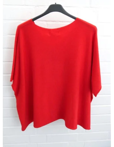 Rückansicht Rotes Oversize-Shirt mit V-Ausschnitt und weitem Schnitt auf einem Kleiderbügel