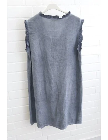 Rückansicht Ärmelloses blaues Leinenkleid mit V-Ausschnitt und dezenten Rüschen an Ausschnitt und Schultern