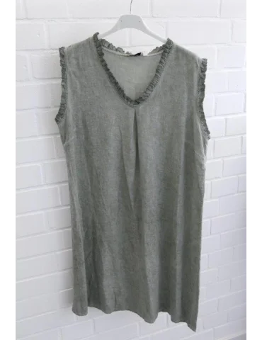 Ärmelloses olivgrünes Leinenkleid mit V-Ausschnitt und dezenten Rüschen an Ausschnitt und Schultern