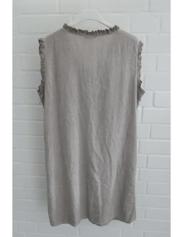 Rückansicht Ärmelloses beiges Leinenkleid mit V-Ausschnitt und dezenten Rüschen an Ausschnitt und Schultern