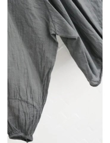 Nahaufnahme Ärmel der grauen Boho Bluse