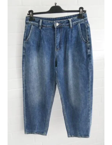 Blau gewaschene Damen-Jeans mit Bundfalten im Mom-Fit auf einem Hosenkleiderbügel