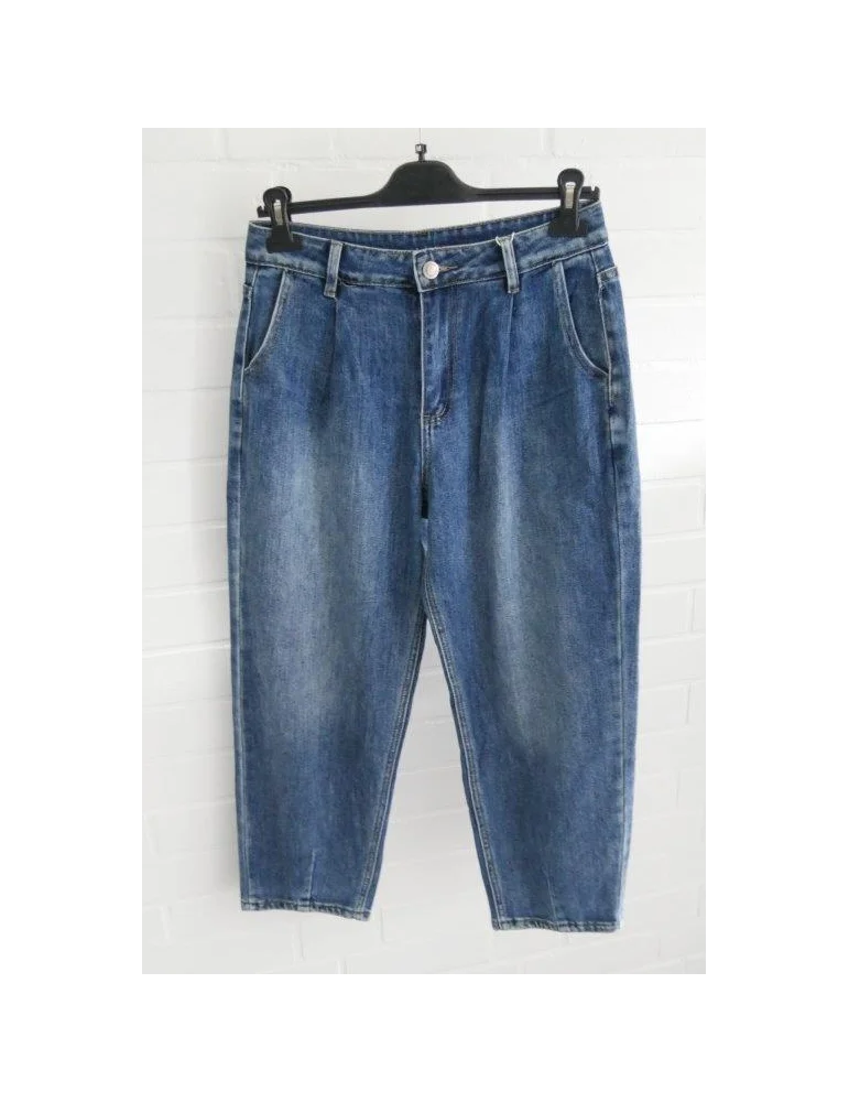 Blau gewaschene Damen-Jeans mit Bundfalten im Mom-Fit auf einem Hosenkleiderbügel