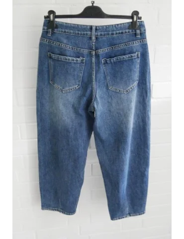 Rückansicht Blau gewaschene Damen-Jeans mit Bundfalten im Mom-Fit auf einem Hosenkleiderbügel