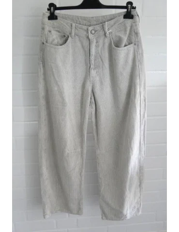 Beige Damen-Cordhose mit feiner Streifenstruktur im Straight-Leg-Schnitt auf Bügel