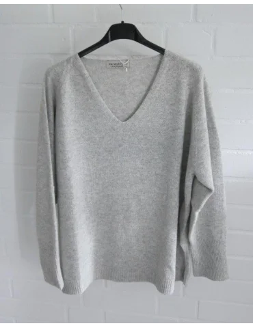 Weicher hellgrau melierter Feinstrickpullover für Damen mit V-Ausschnitt auf einem schwarzen Kleiderbügel