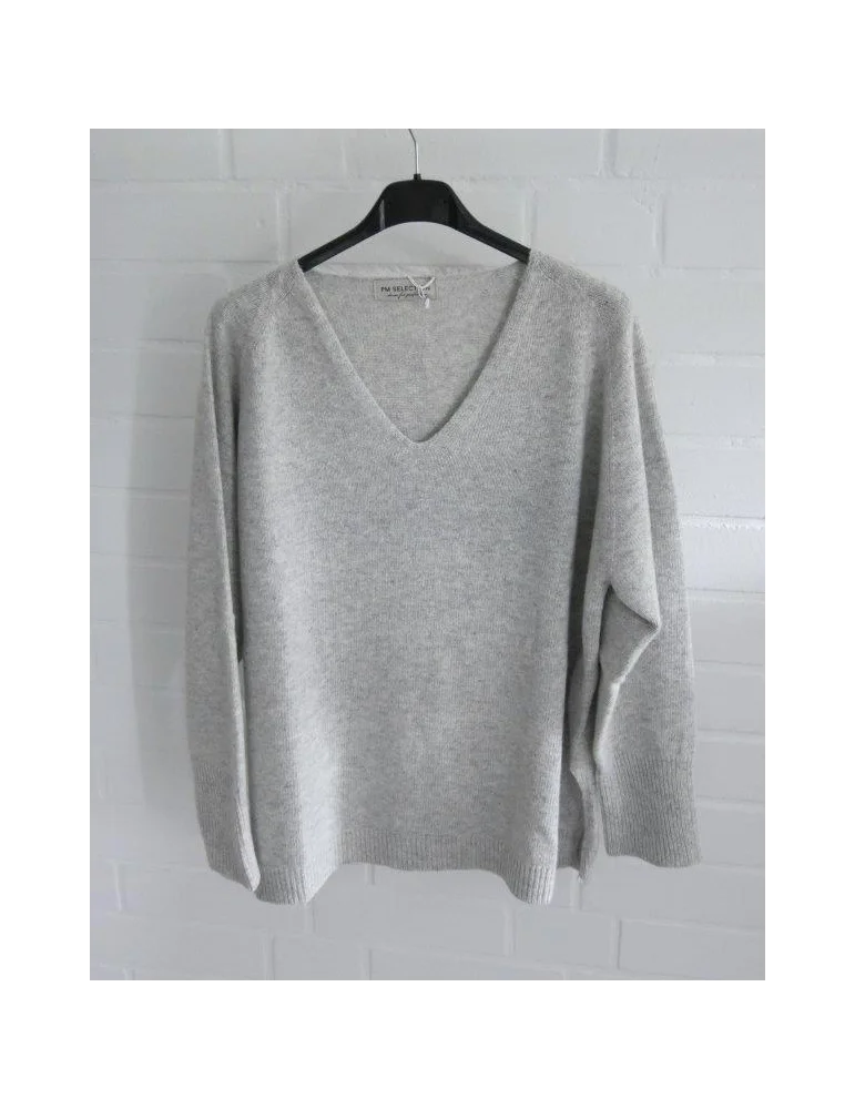 Weicher hellgrau melierter Feinstrickpullover für Damen mit V-Ausschnitt auf einem schwarzen Kleiderbügel