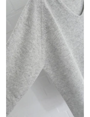 Nahaufnahme Ärmel hellgrau melierter Damen Pullover