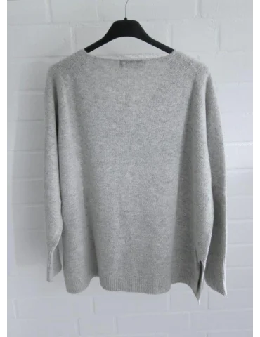 Rückansicht Weicher hellgrau melierter Feinstrickpullover für Damen mit V-Ausschnitt auf einem schwarzen Kleiderbügel