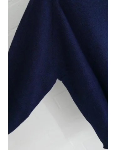 Nahaufnahme Ärmel des dunkelblauen Damenpullover