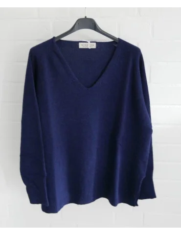 Weicher dunkelblauer Feinstrickpullover für Damen mit V-Ausschnitt auf einem schwarzen Kleiderbügel